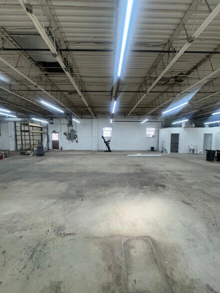 More Photos Of 110 Brook Ave, Deer Park Warehouse For Lease