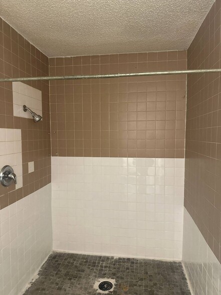 More Photos Of 1844 Benton Blvd, Kansas City Specialty For Lease