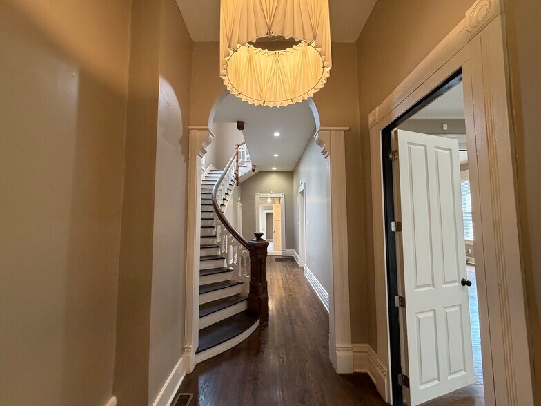More Photos Of 28 S Idlewild St, Memphis Freestanding For Sale
