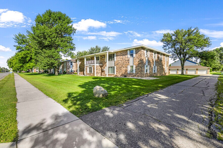 More Photos Of 1740-1780 Lee Blvd, North Mankato Apartments For Sale