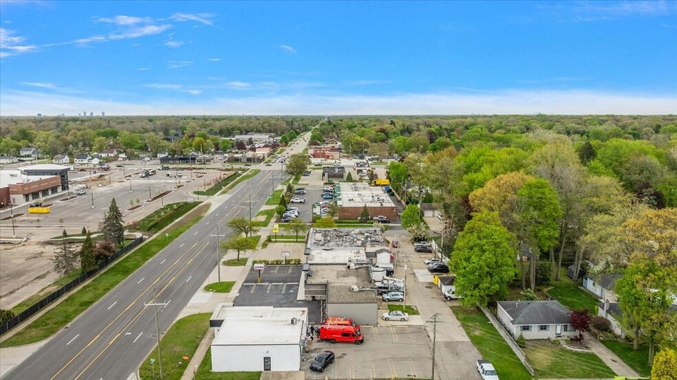 More Photos Of 33535-33537 7 Mile Rd, Livonia Freestanding For Lease