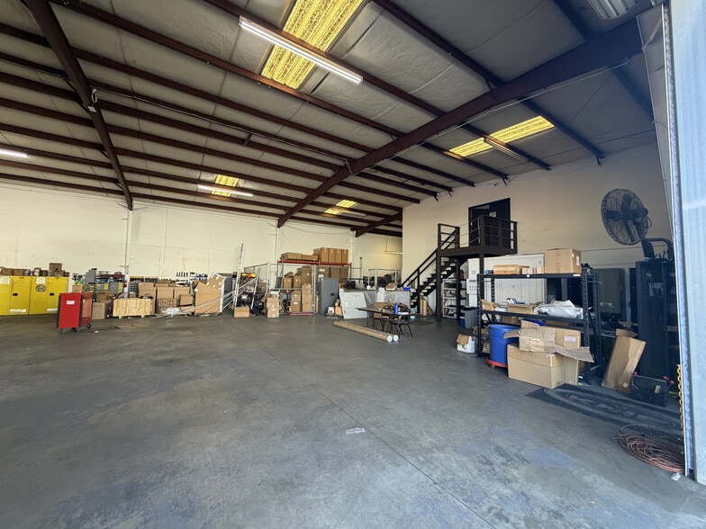 More Photos Of 14562 Manzanita Dr, Fontana Warehouse For Lease