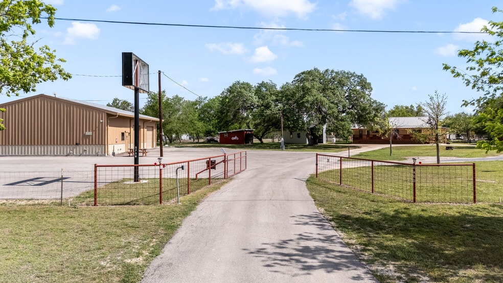 More Photos Of 5738 FM 2538, Marion Light Manufacturing For Sale