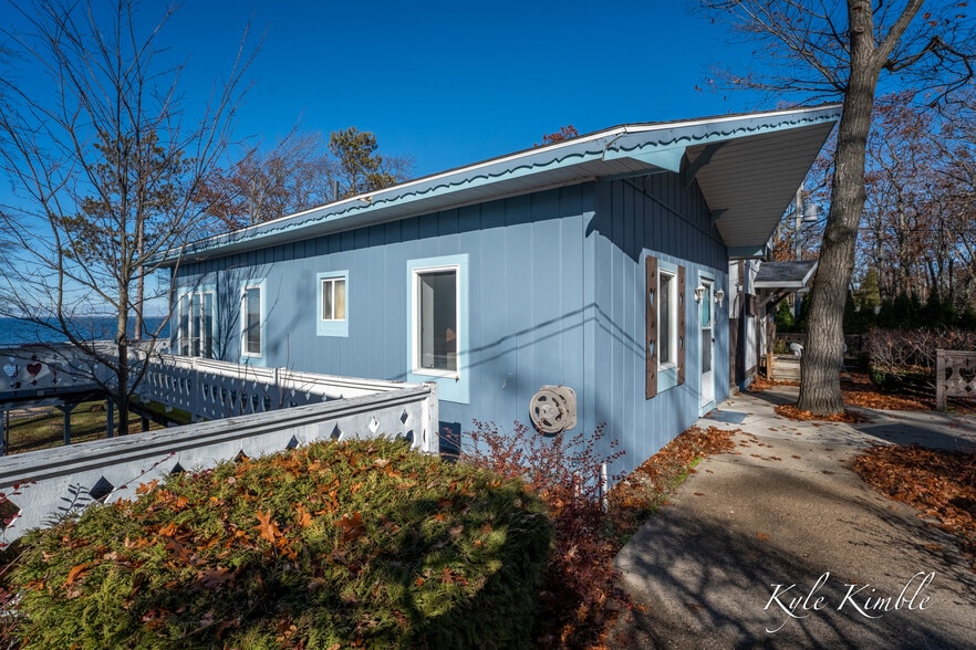 More Photos Of 104 W Houghton Lake Dr, Prudenville Hotel For Sale