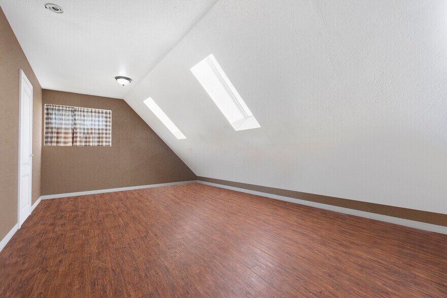 More Photos Of 10 W Sprague St, Echo Flex For Sale