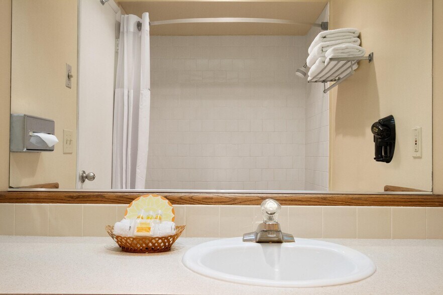 More Photos Of 215 N Samish Way, Bellingham Hotel For Sale