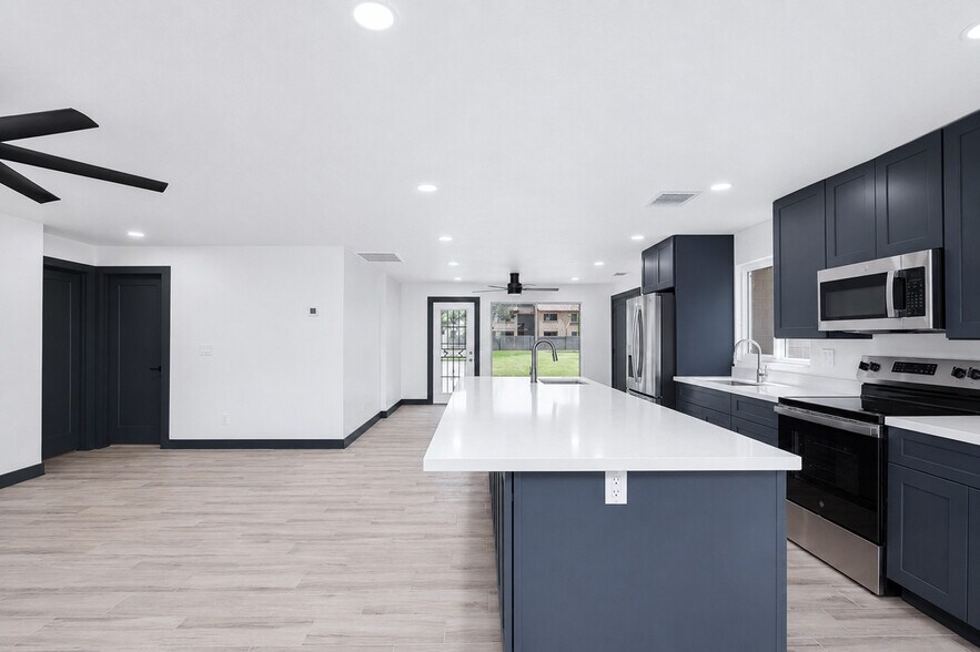 More Photos Of 958 W Main St, Mesa Flex For Lease