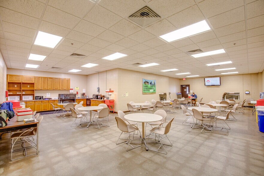 More Photos Of 4930 Hayes Ave, Plover Distribution For Lease