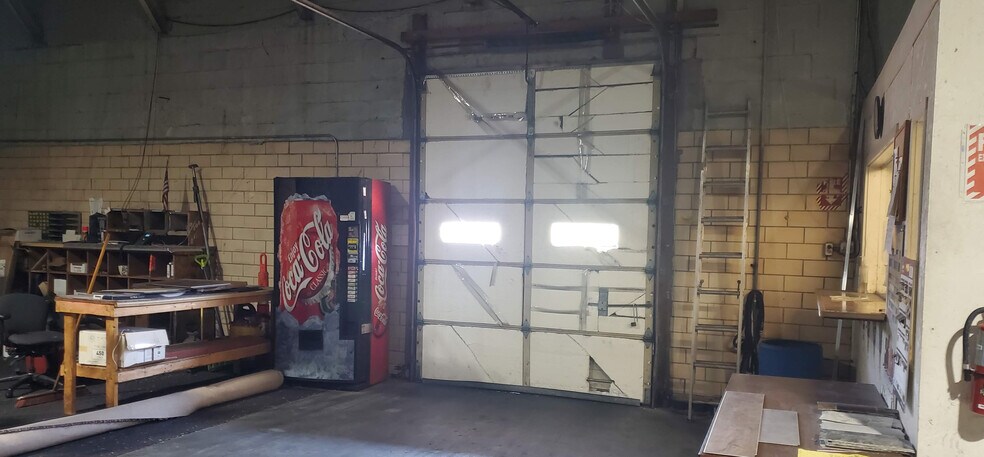 More Photos Of 713 SE 8th Ave, Topeka Warehouse For Sale