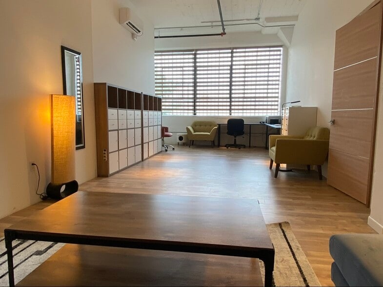More Photos Of 405 Towne Ave, Los Angeles Showroom For Sale