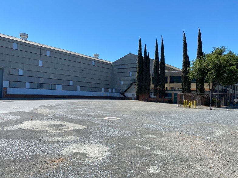 More Photos Of 1101-1501 Loveridge Rd, Pittsburg Unknown For Lease