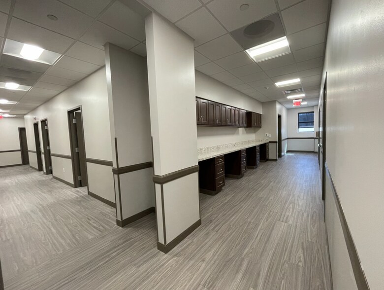 More Photos Of 201 W 5th St, Bonham Medical For Lease