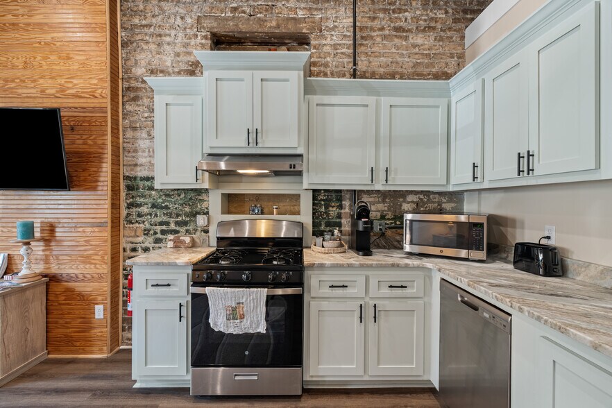 More Photos Of 531 Central Ave, Laurel Flex For Sale