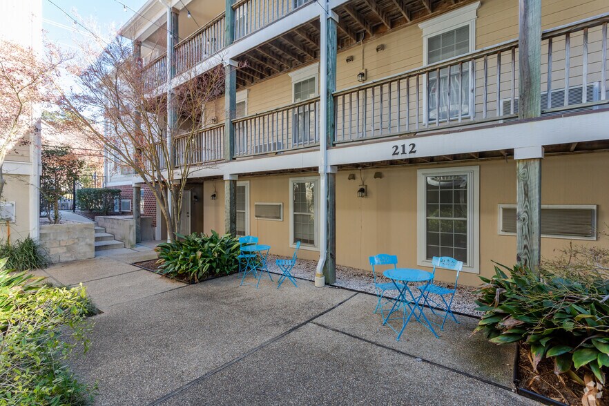 More Photos Of 214 Red Cross St, Wilmington Apartments For Lease