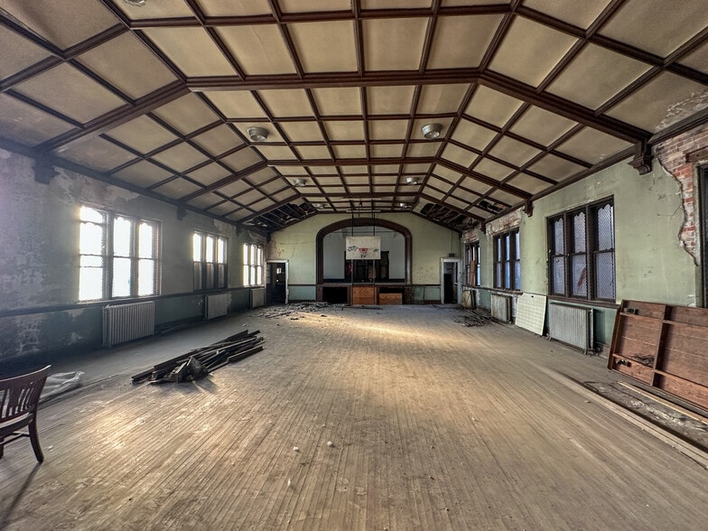 More Photos Of 6855 & 6747 Vinewood St, Detroit Religious Facility For Sale