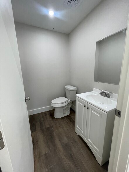 More Photos Of 615 FM 371, Gainesville Showroom For Lease