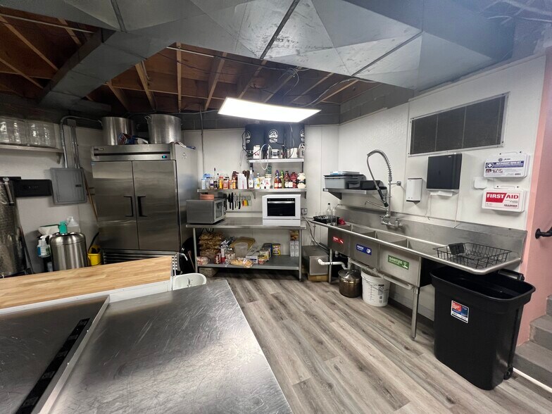 More Photos Of 10804 Wilkshire Blvd, Bolivar Office For Sale