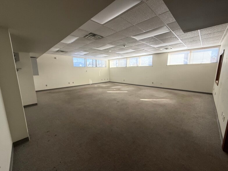 More Photos Of 1620 Country Club Rd, Valparaiso Freestanding For Lease