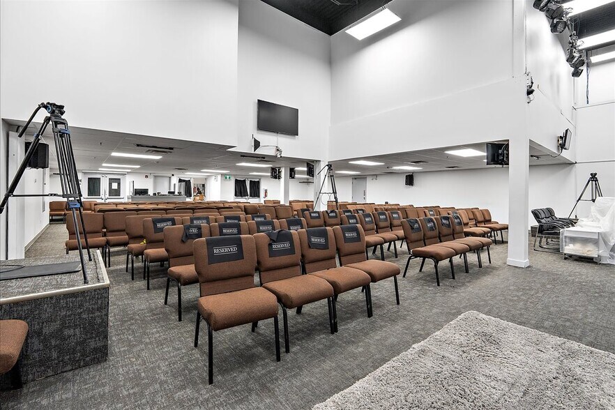More Photos Of 9241-9249 50th St NW, Edmonton Showroom For Sale