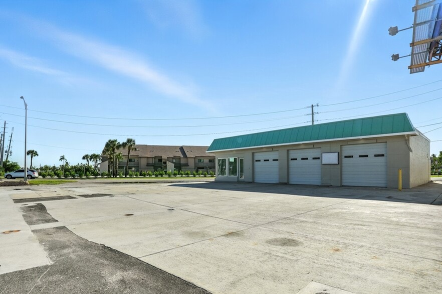 Primary Photo Of 19003 San Carlos Blvd, Fort Myers Service Station For Sale