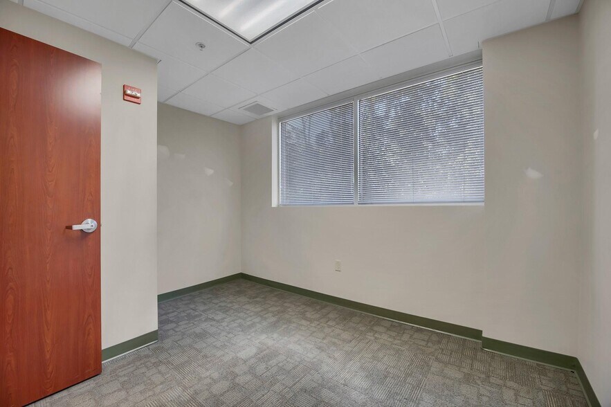 More Photos Of 21 Laurel Ave, Cornwall Medical For Lease