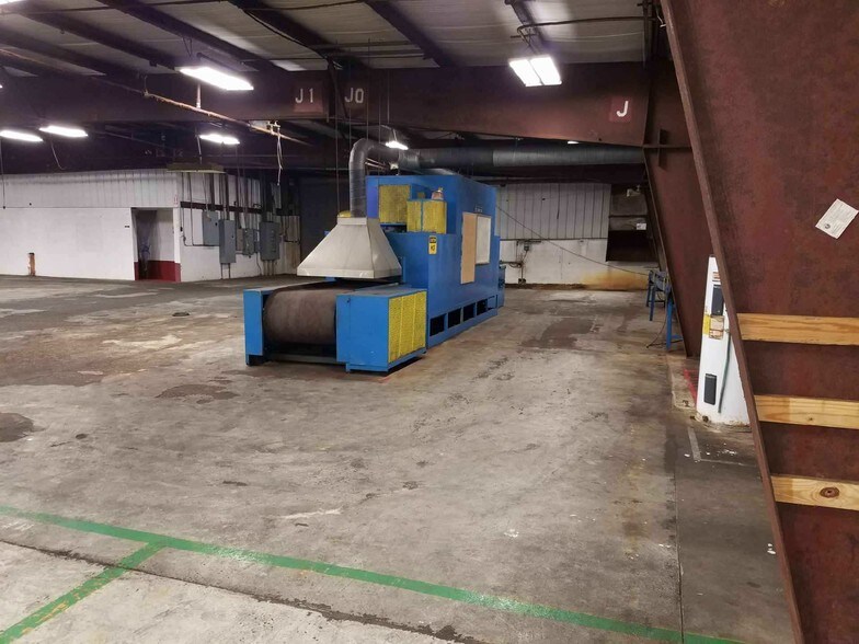 More Photos Of 1830 N Pine St, Vivian Industrial For Lease