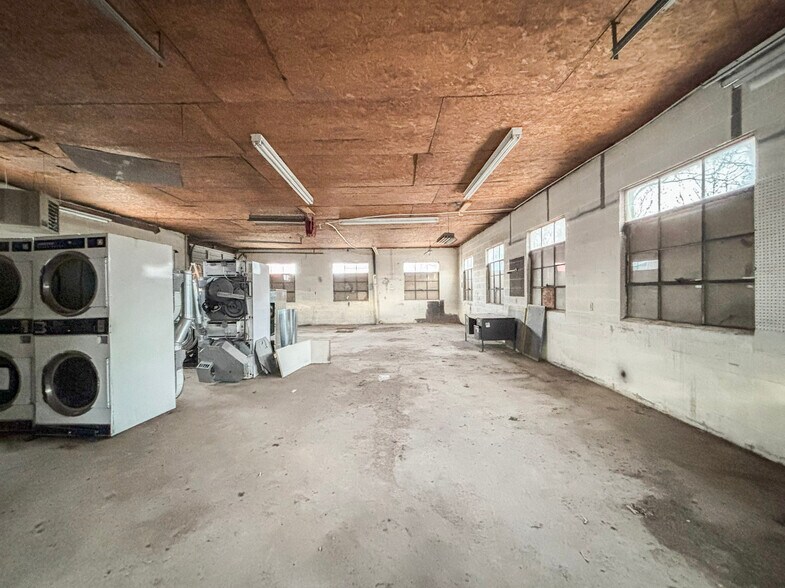 More Photos Of 507 S 12th St, Murray Flex For Sale