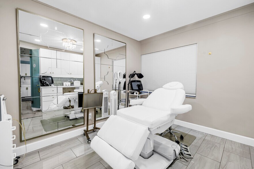 More Photos Of 2200 49th St N, Saint Petersburg Medical For Sale