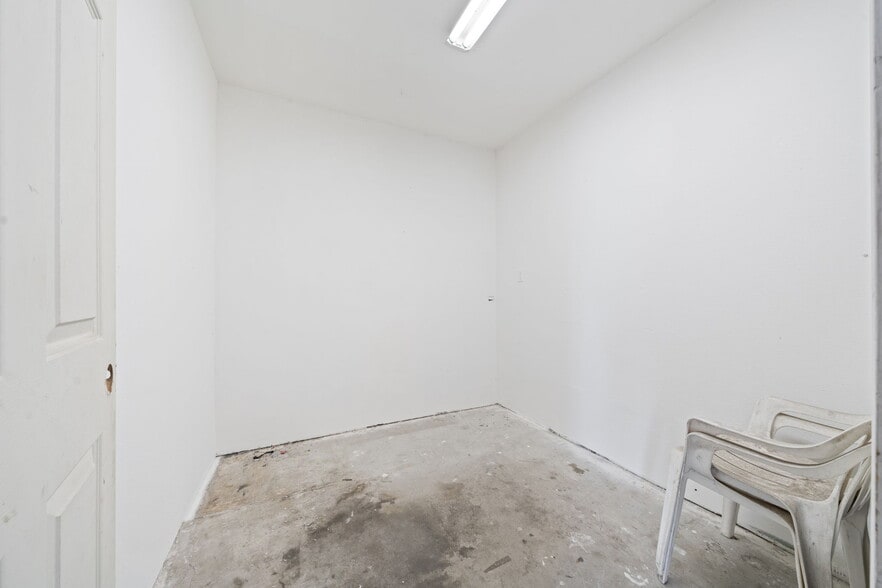 More Photos Of 2283 N Batavia St, Orange Contractor Storage Yard For Sale