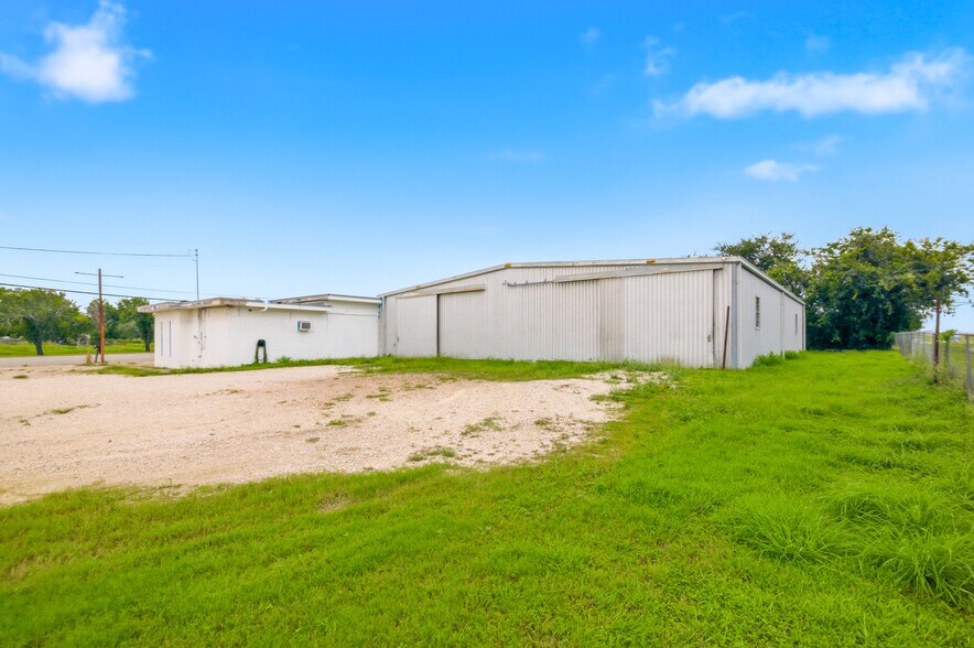 More Photos Of 4107 Port Lavaca Dr, Victoria Showroom For Sale