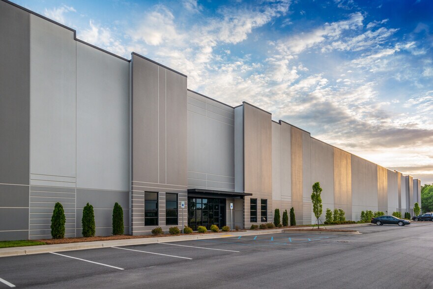 More Photos Of 901 Victor Hill Rd, Greer Distribution For Lease