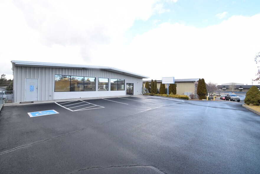 More Photos Of 635 SE Business Way, Bend Showroom For Lease