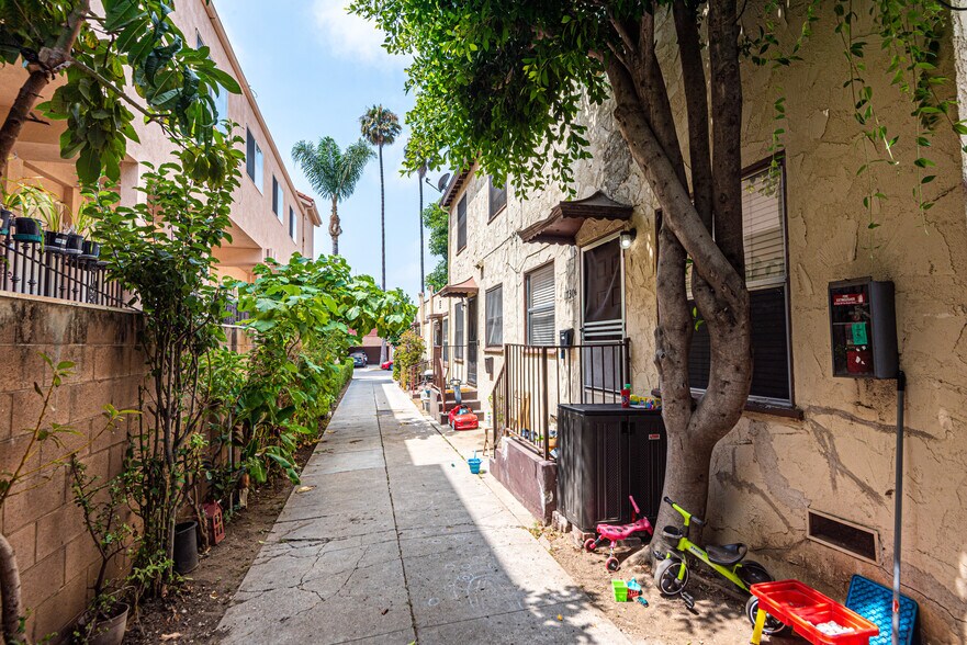 More Photos Of 1728 Granville Ave, Los Angeles Apartments For Sale