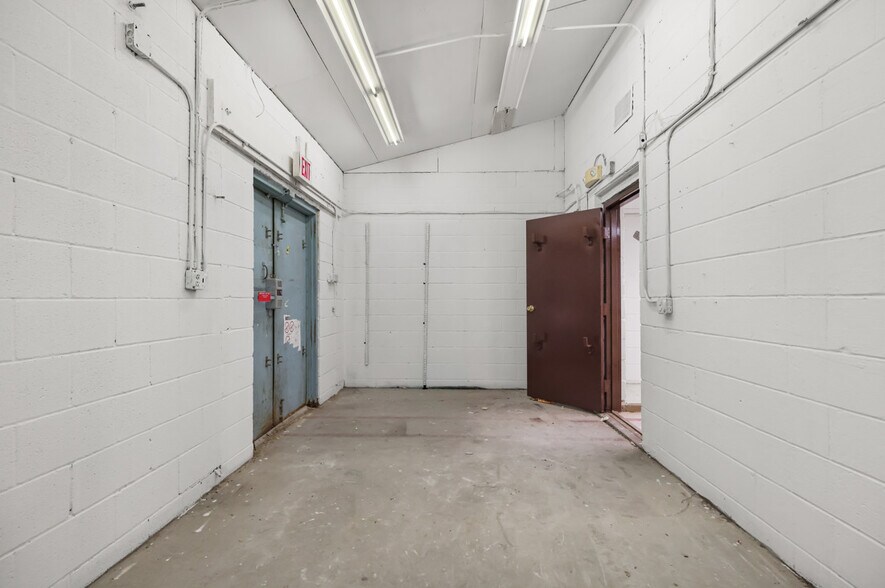 More Photos Of 6704-6720 N Ridge Rd, Madison General Retail For Sale