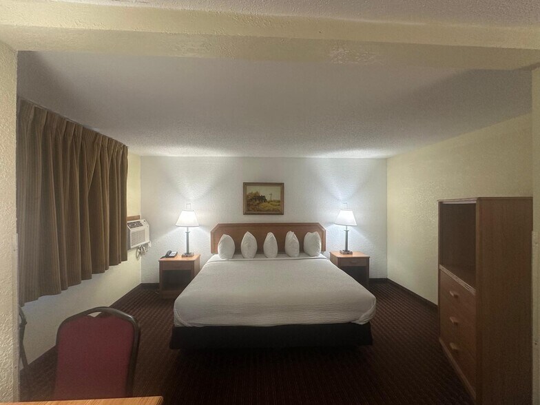 More Photos Of 3040 5th Ave S, Fort Dodge Hotel For Sale