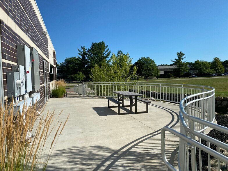 More Photos Of 645 Hulet Dr, Bloomfield Township Office For Lease