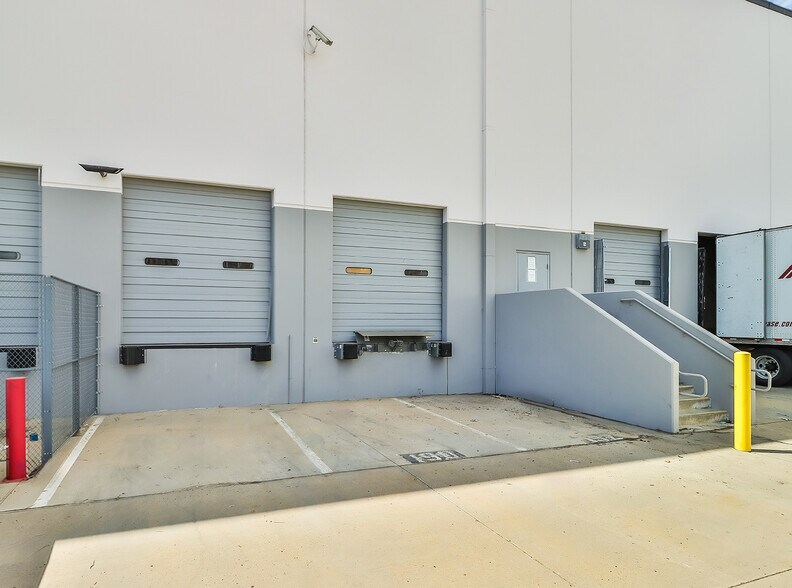 More Photos Of 13949 Balboa Blvd, Sylmar Warehouse For Lease