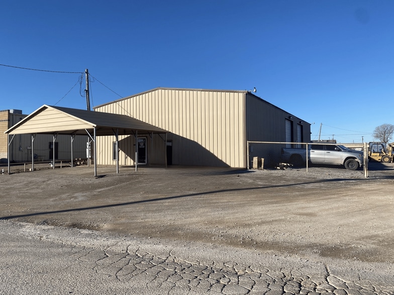 Primary Photo Of 201 NE 4TH St, Lindsay Manufacturing For Sale