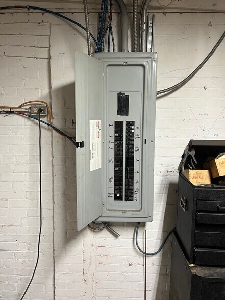 More Photos Of 50 Industrial Cir, Lincoln Manufacturing For Lease