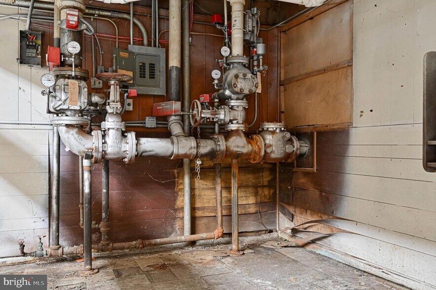 More Photos Of 13 N East Blvd, Vineland Flex For Sale