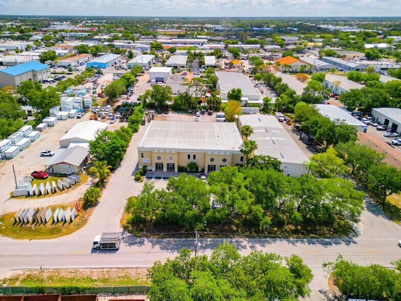 More Photos Of 5780 Taylor Rd, Naples Showroom For Sale