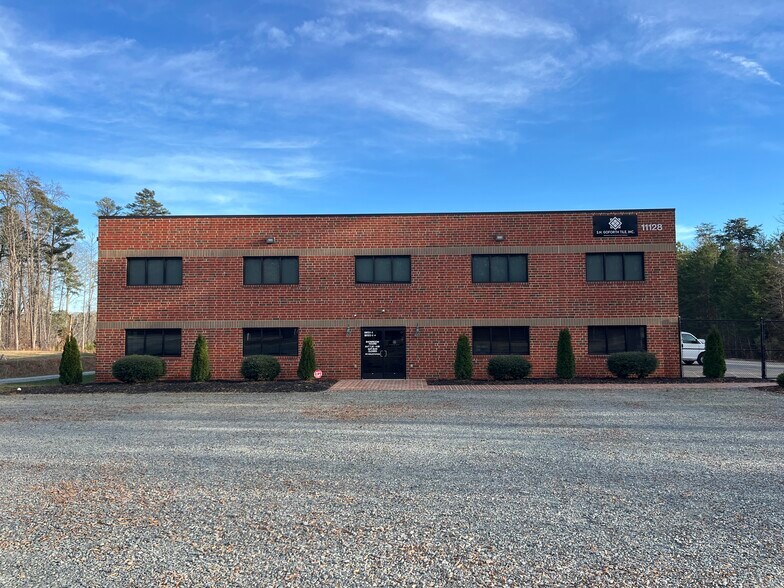 More Photos Of 11128 Business Ln, Charlotte Light Distribution For Lease