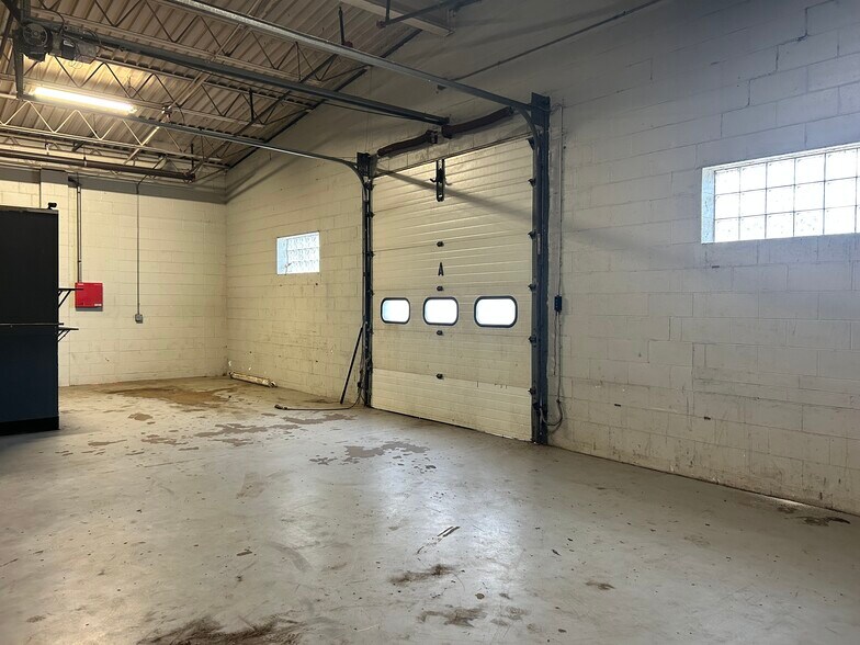More Photos Of 7878 Gull Rd, Richland Warehouse For Lease
