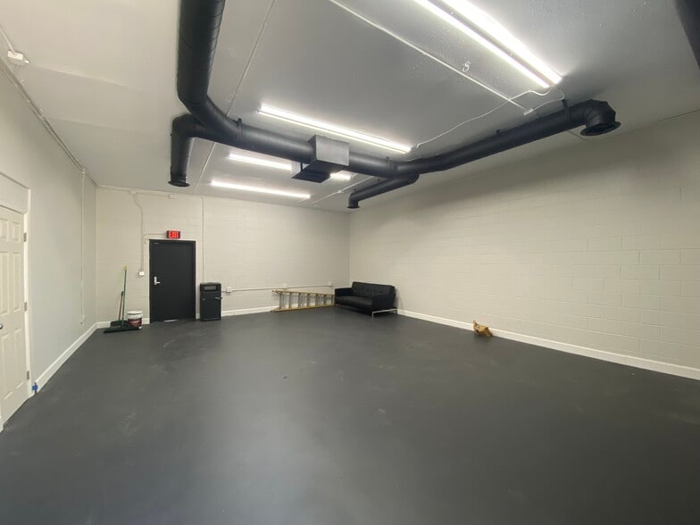 More Photos Of 147 E Foothill Blvd, Monrovia Storefront For Lease