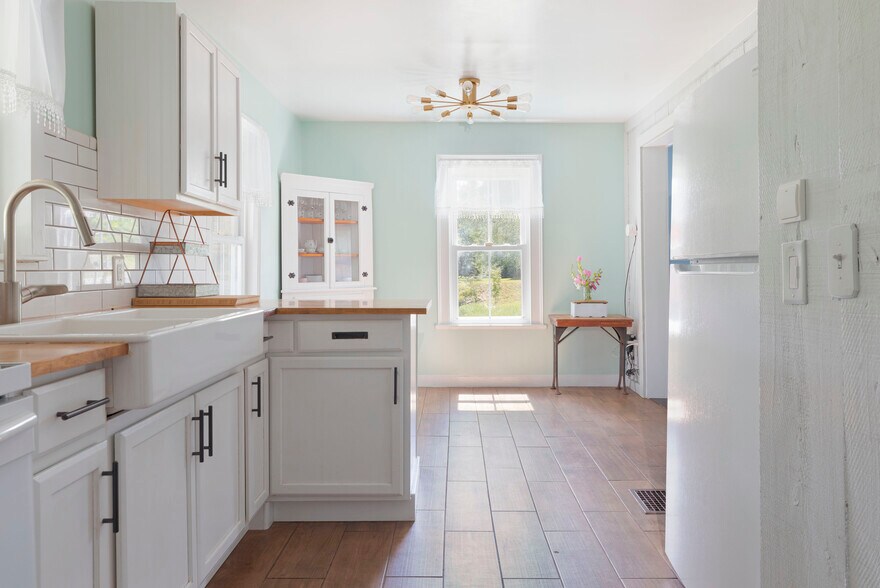 More Photos Of 538 N Harpersfield Rd, Jefferson Specialty For Sale