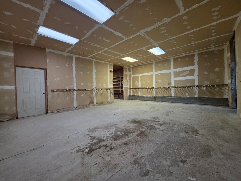 More Photos Of 2034 W 5th St, Washington Showroom For Sale