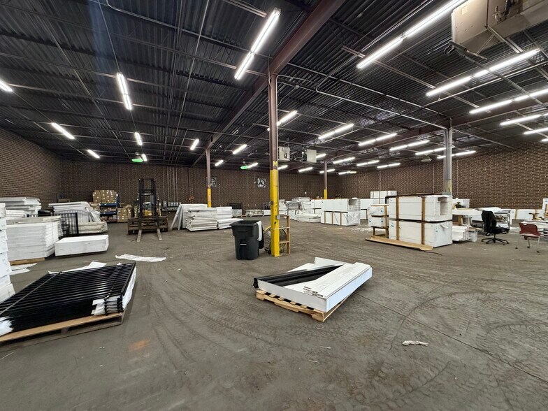 More Photos Of 4827 Rozzelles Ferry Rd, Charlotte Warehouse For Lease