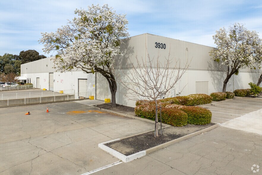 More Photos Of 3930 Seaport Blvd, West Sacramento Warehouse For Lease