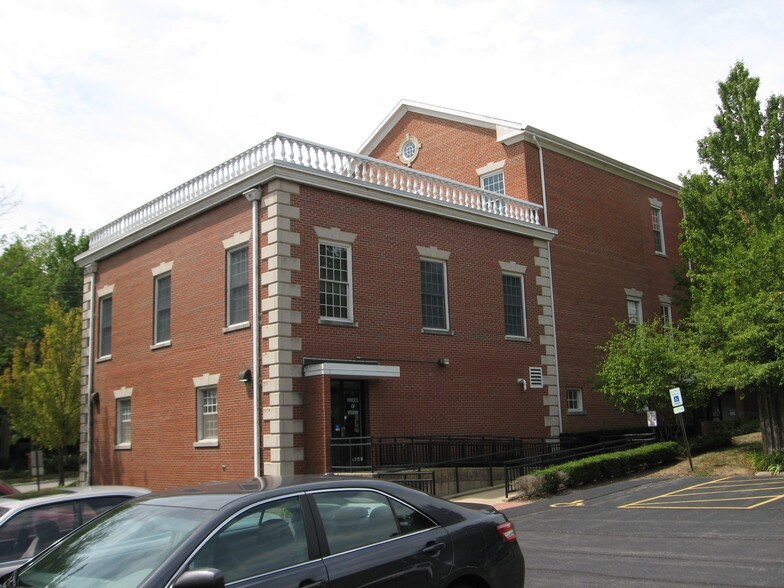 More Photos Of 127 S First St, Geneva Office Residential For Lease