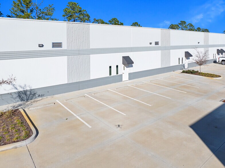 More Photos Of 836 Bill France Blvd, Daytona Beach Warehouse For Lease